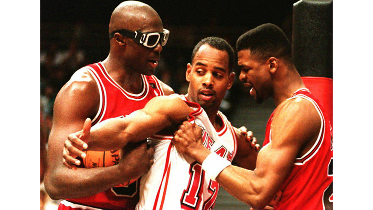 Chicago Bulls' Pete Myers (R) confronts Bimbo Cole