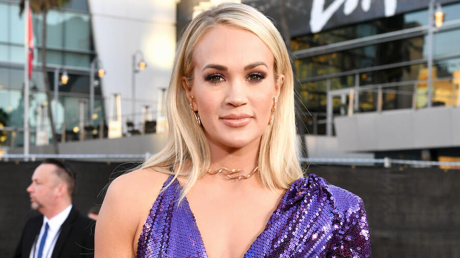 Carrie Underwood S Abs Look Insane In New Bikini Selfie Iheart