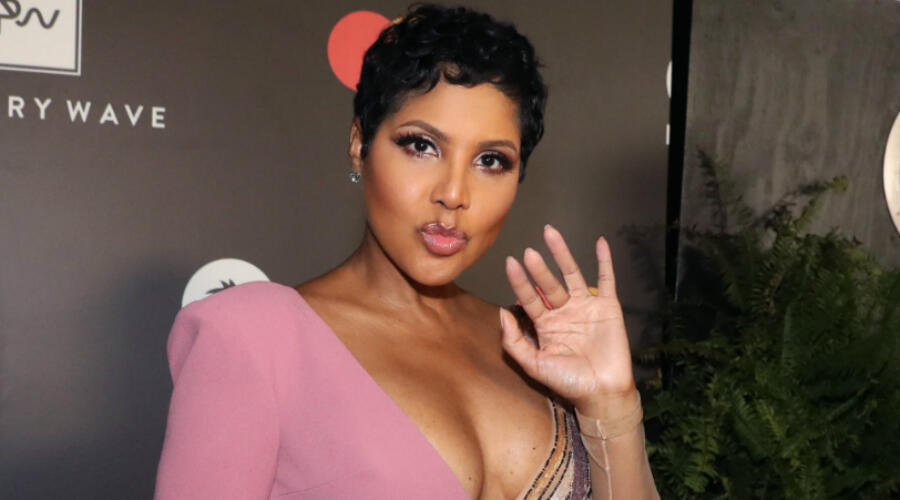 Toni Braxton Shows Off Her Toned Abs At 52 In Sexy Bikini Selfie