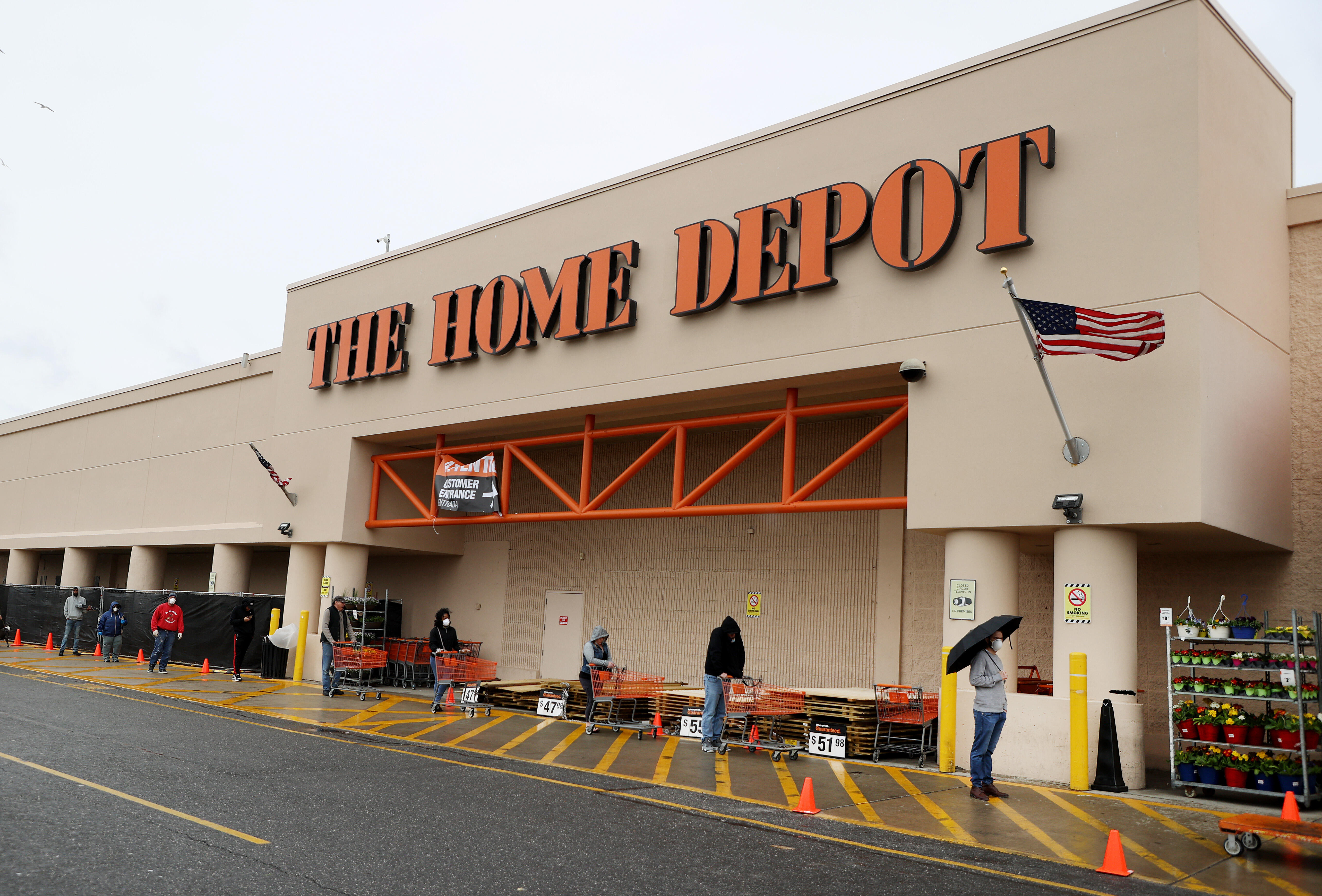 Paint Fight in Tampa Home Depot Parking Lot | iHeartRadio