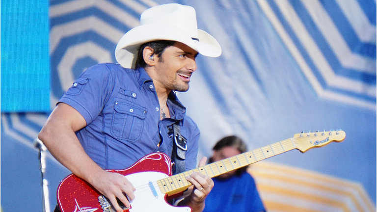 Brad Paisley Buys Out Beer Store For Pair Who Say ‘Relax And Have A Beer’