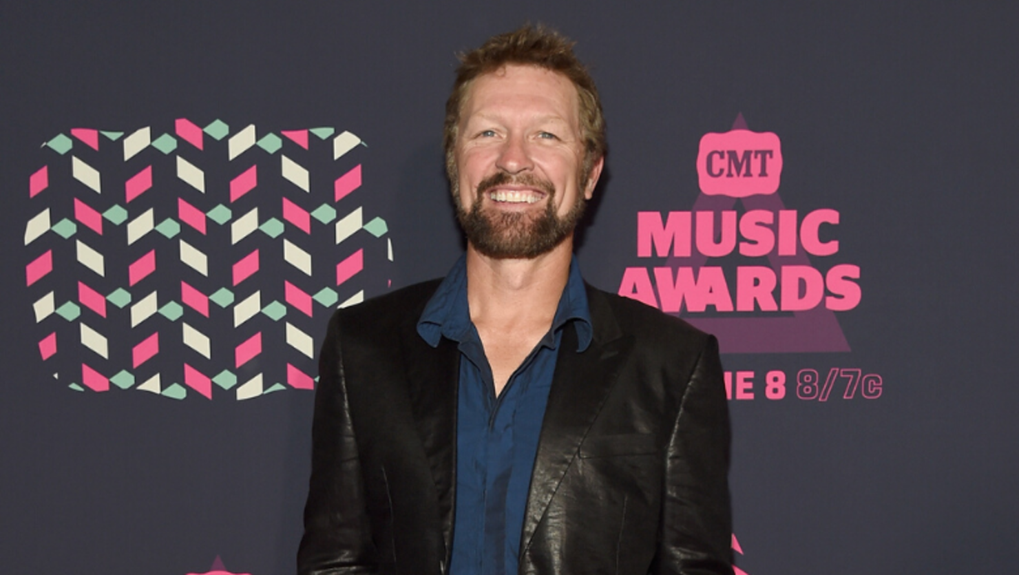 Craig Morgan Shares Graphic Photo Of Knee After Slashing It With A Machete
