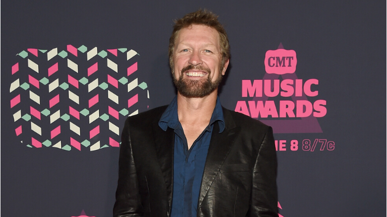Craig Morgan Shares Graphic Photo Of Knee After Slashing It With A Machete