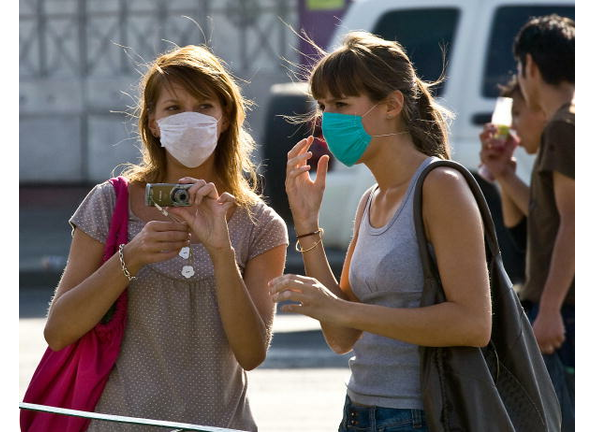 Tourists wear masks as they take photos during the COVID-19 pandemic of 2020.