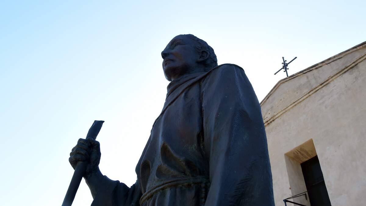 Demonstrators Pull Down Statue of Junipero Serra Downtown KFI AM 640