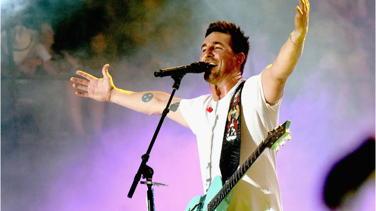 Jake Owen And Daughter Pearl Singalong To Alicia Keys' 'Girl On Fire'