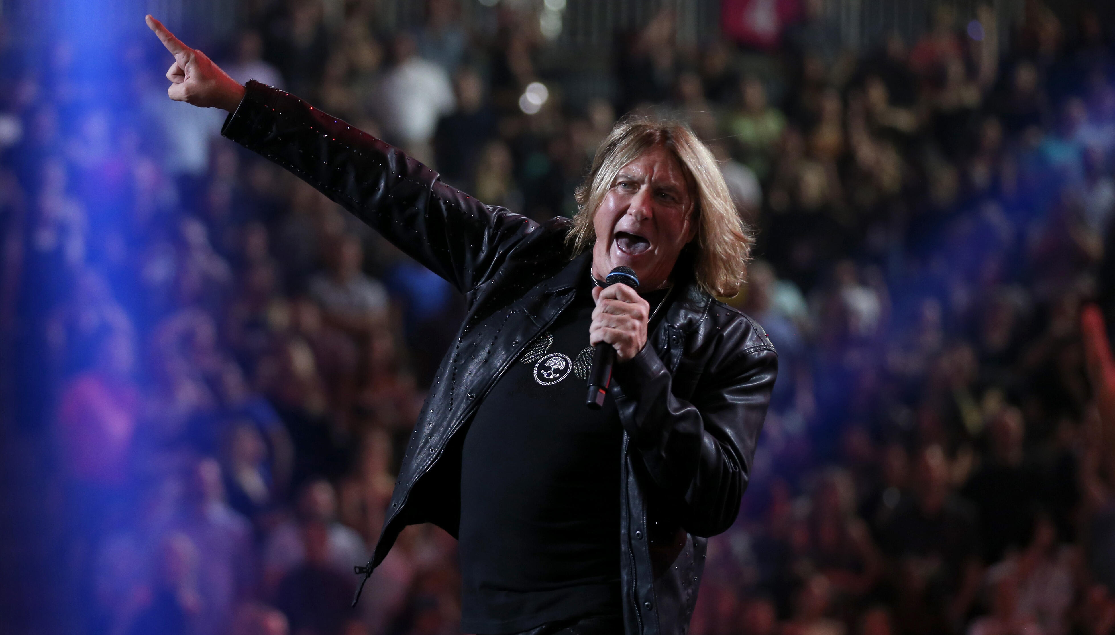 Def Leppards Joe Elliott Says Pneumonia Nearly Ended His Singing Career Iheart