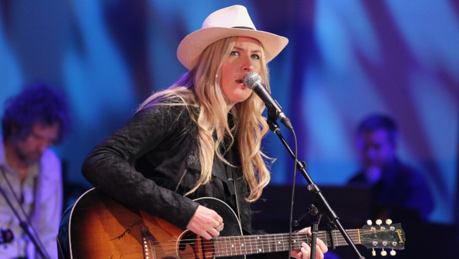 Holly Williams Shares Touching Tribute She Wrote For Late Sister ...