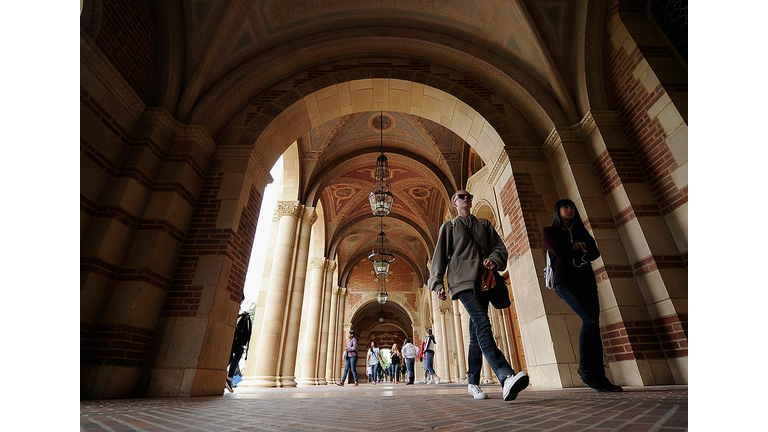 Students on UCLA campus