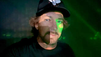 Eddie Vedder Trick Shot Challenge 