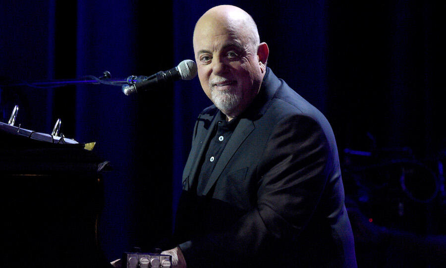 Billy Joel Surprises Pedestrians With Street Concert On Discarded Piano ...