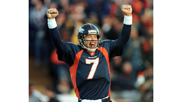 FBN-DOLPHINS-BRONCOS-ELWAY CELEBRATES