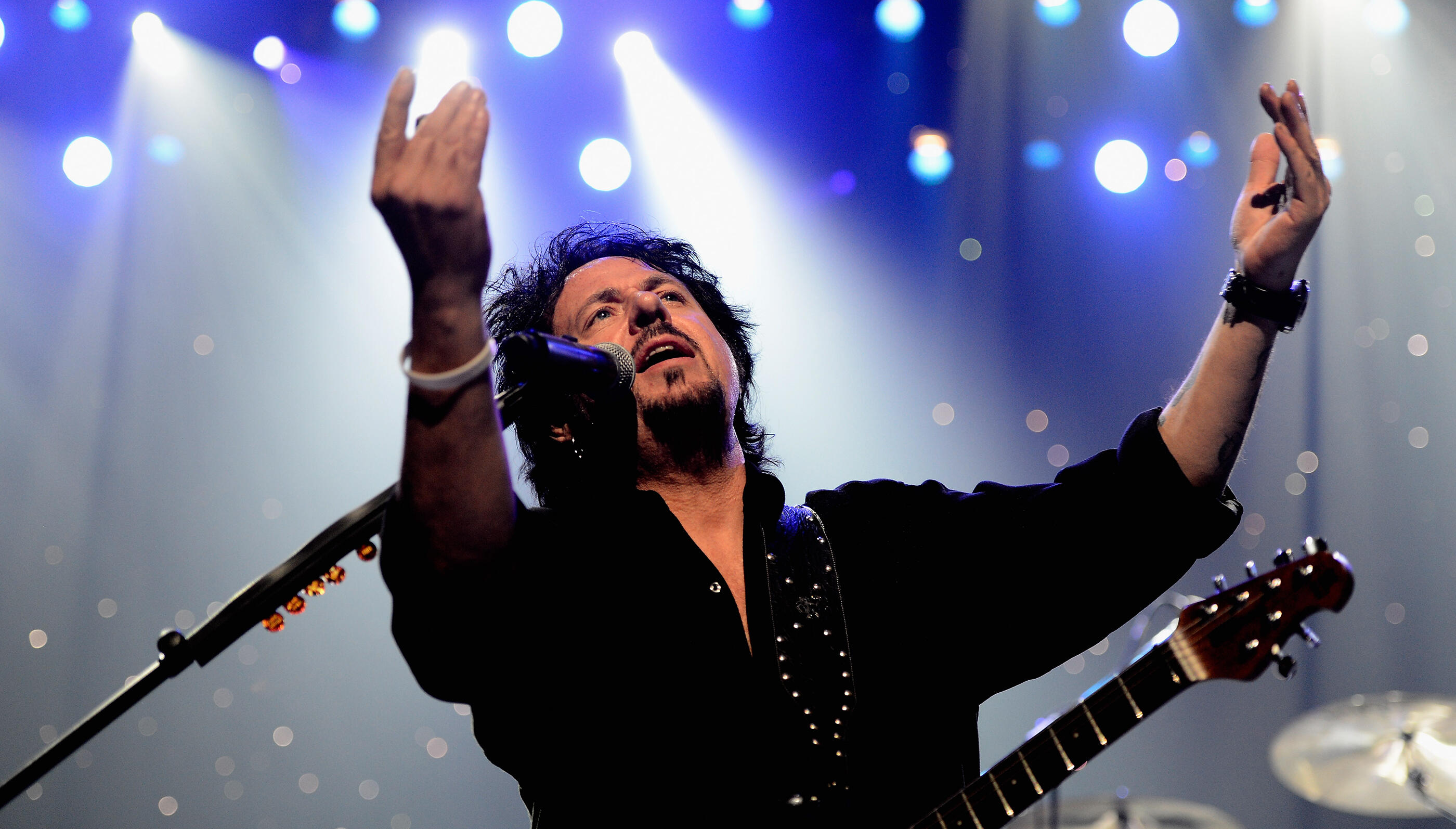 Watch Steve Lukather Get Revenge On Noisy Neighbors With 7AM Guitar Solo |  iHeart