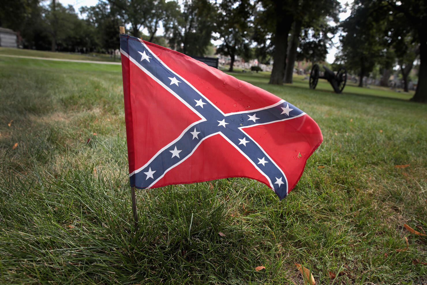 Black Cheerleader Quits After Teammates Pose With Confederate Flag Iheart