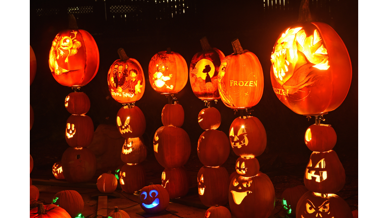 US-HALLOWEEN-PUMPKINS-JACK O'LANTERNS-CARVING-ILLUMINATED-RISE O