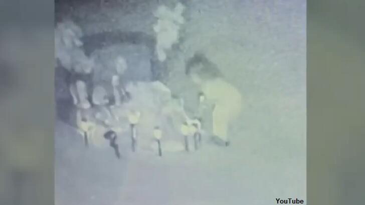 Video: Toddler's Ghost Photographed at Graveyard in New Mexico? | Coast