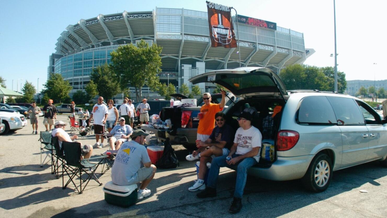 What time does the Muni Lot open before Cleveland Browns games