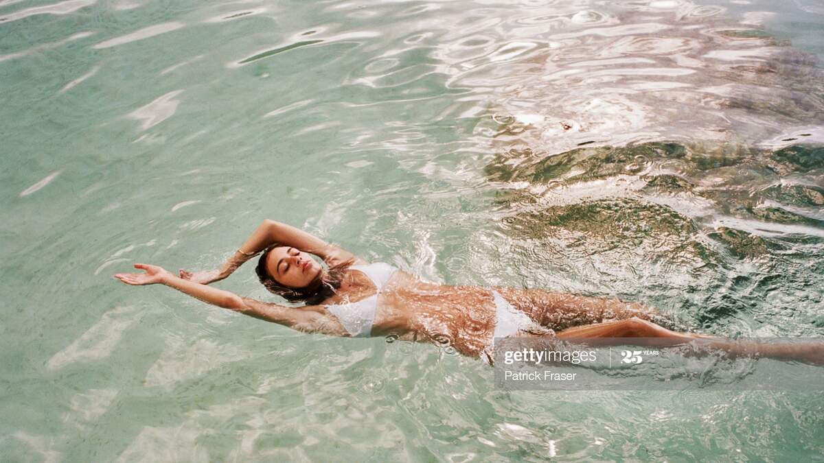 Dude Pranks Girlfriend With Dissolving Bikini At The Beach