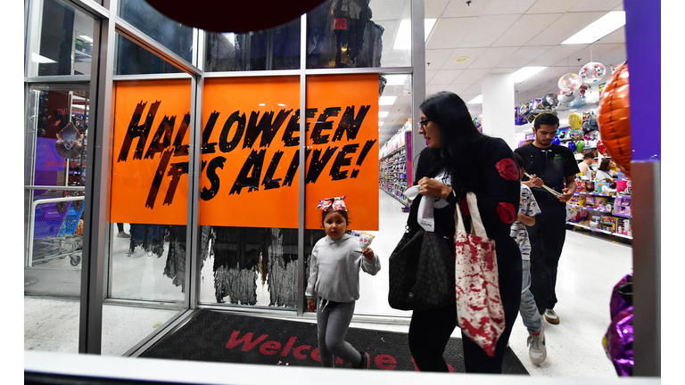 US-HALLOWEEN-SHOPPING