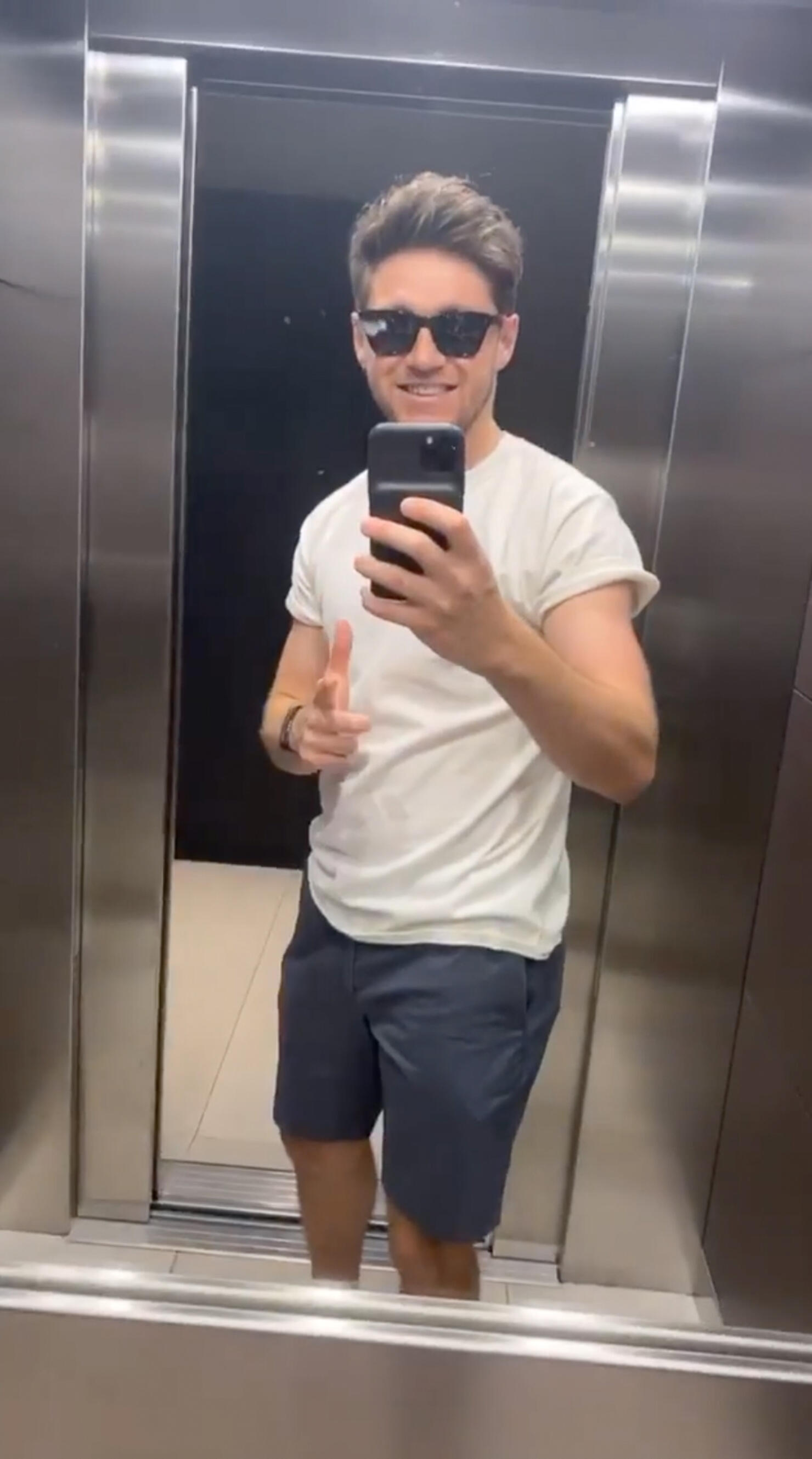 14 Of Niall Horans Best Mirror Selfies Iheart 