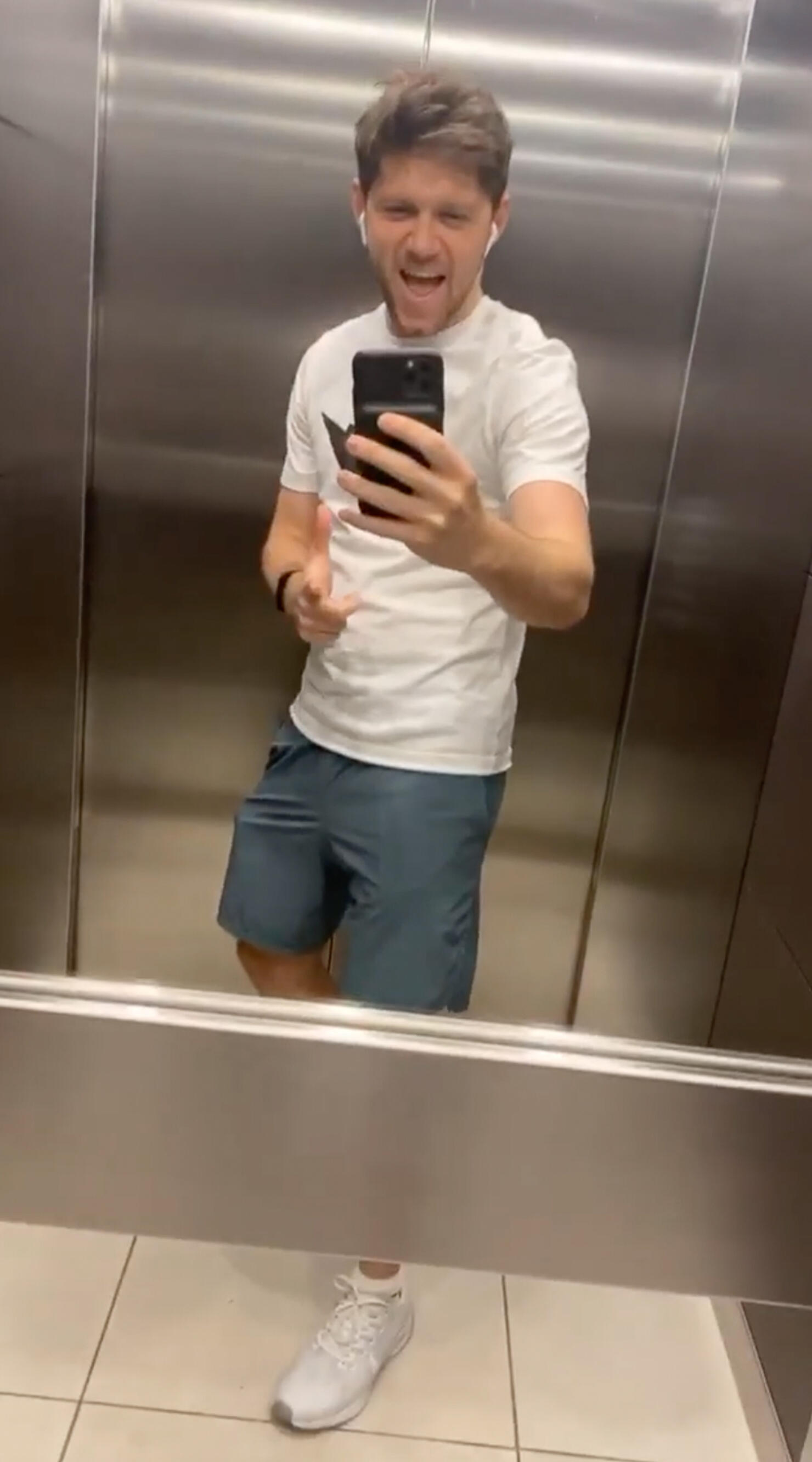 14 Of Niall Horans Best Mirror Selfies Iheart 