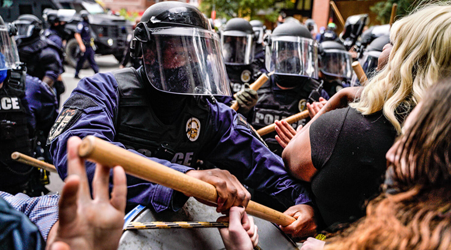 Police intervene in BLM protesters in Kentucky