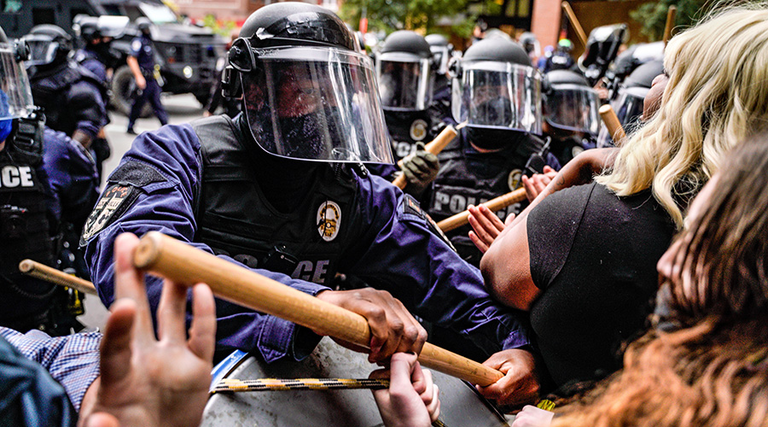 Police intervene in BLM protesters in Kentucky