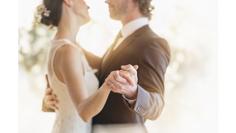 USA, New Jersey, Bride and groom dancing