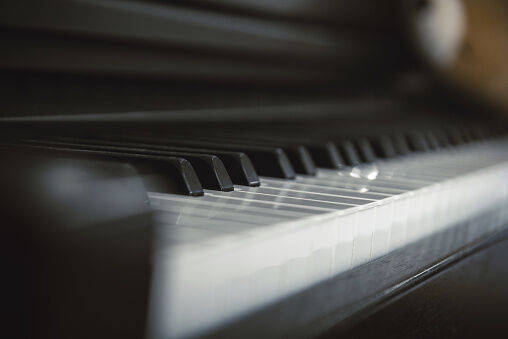 Former Music Teacher With Dementia Creates Masterpiece w/ 4 Notes