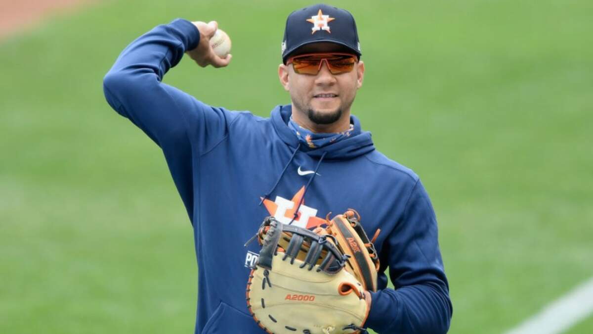 Astros to exercise 2022 option on Yuli Gurriel