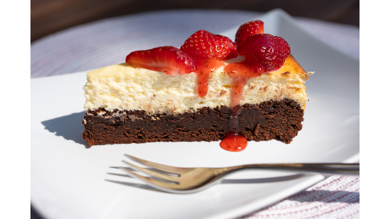 Brownie cheescake with strawberries