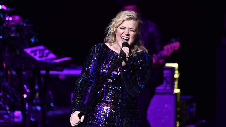 WATCH: Kelly Clarkson Covers Foo Fighters 'Times Like These' | ROCK 95. ...