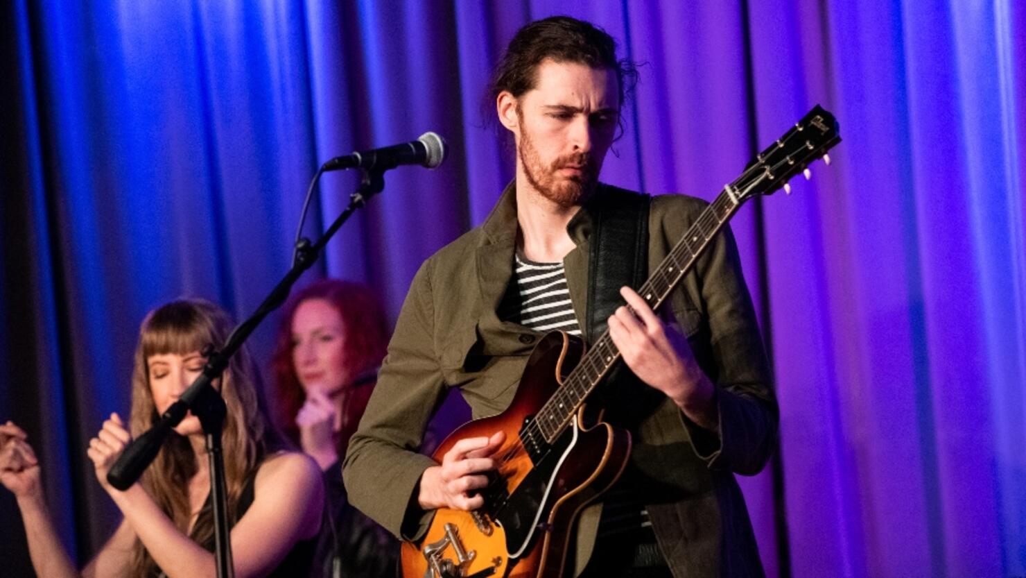 Hozier Unexpectedly Surprises Street Performer Singing 'Take Me To ...