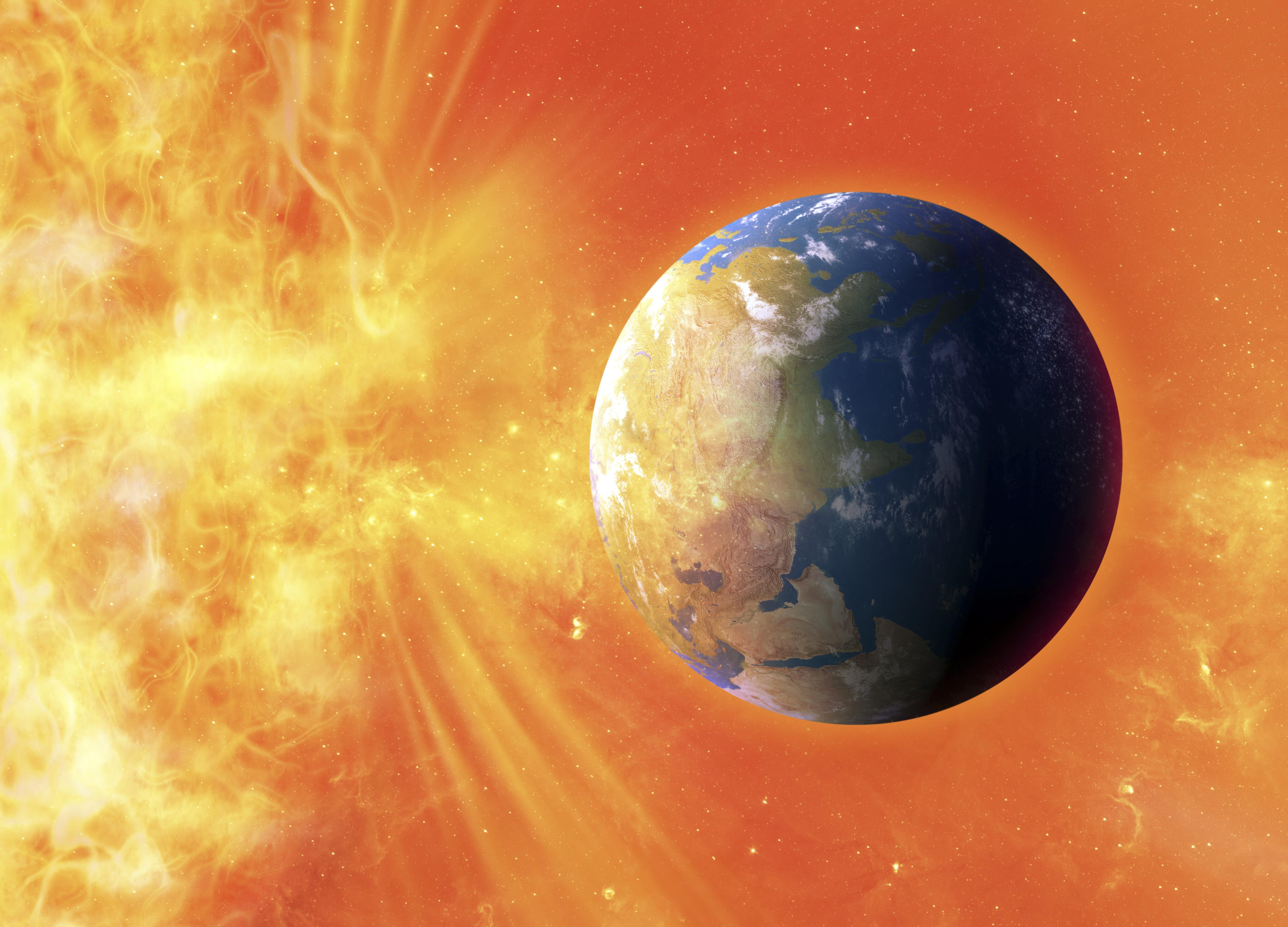 Солнечные бури в 2025 году. Солнце и земля. Солнце поглощает землю. Планета земля и солнце. Земля и солнце в космосе.