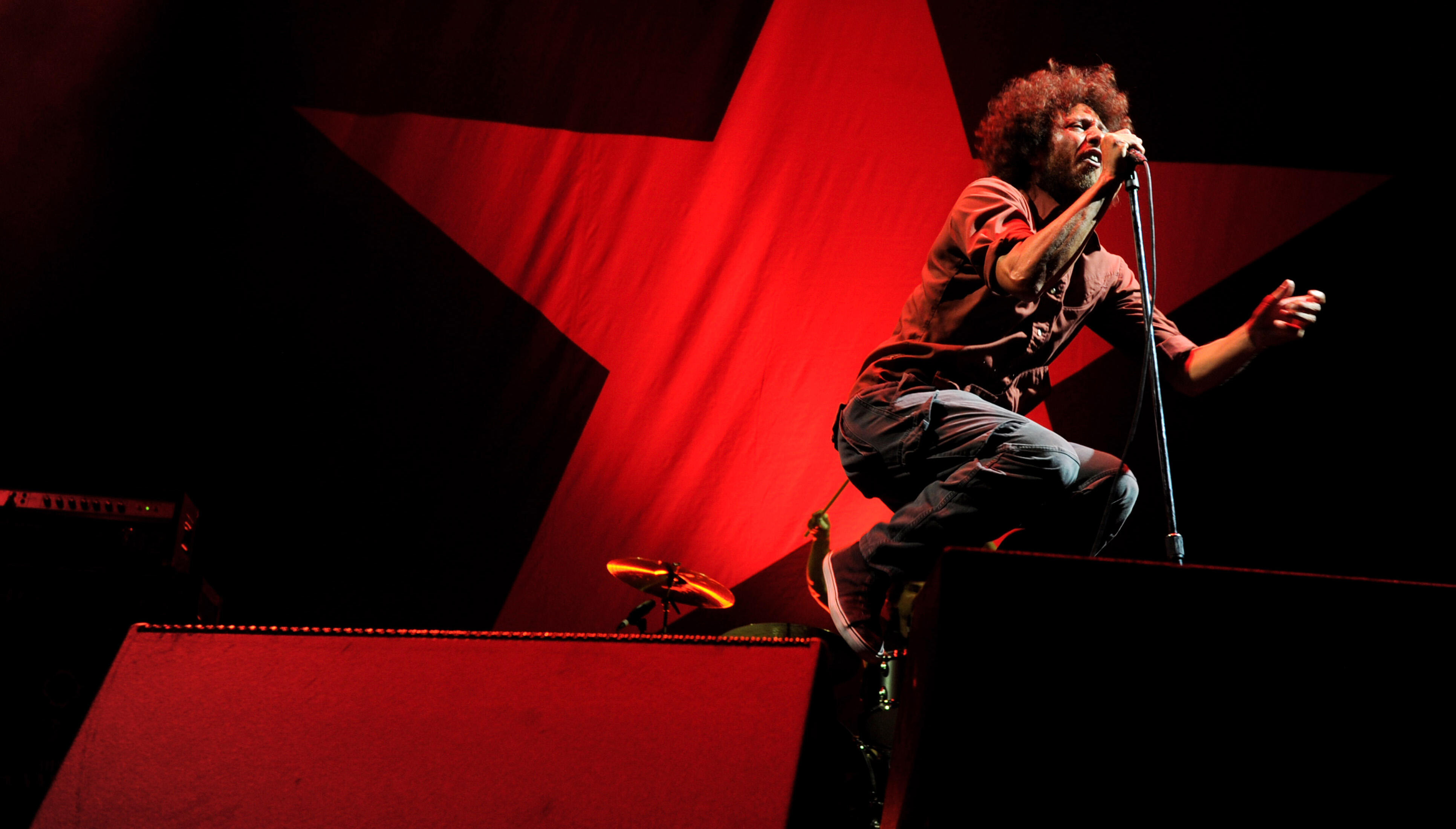 Watch Rage Against The Machine Create A One Man Mosh Pit At Its First Show Iheart