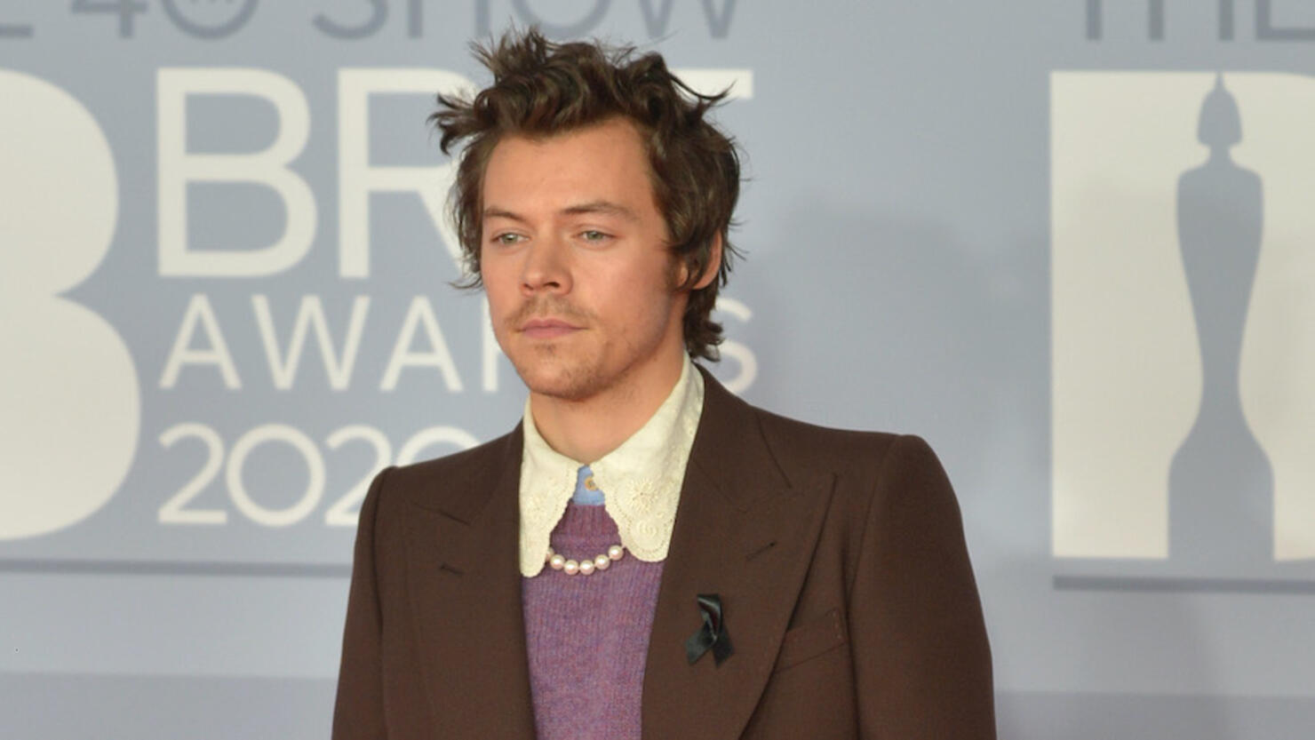 Harry Styles Debuts Slick New Hairdo on the Set of Upcoming Film