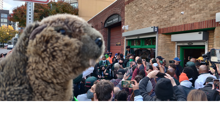 Look at that crowd.  We love you SK!