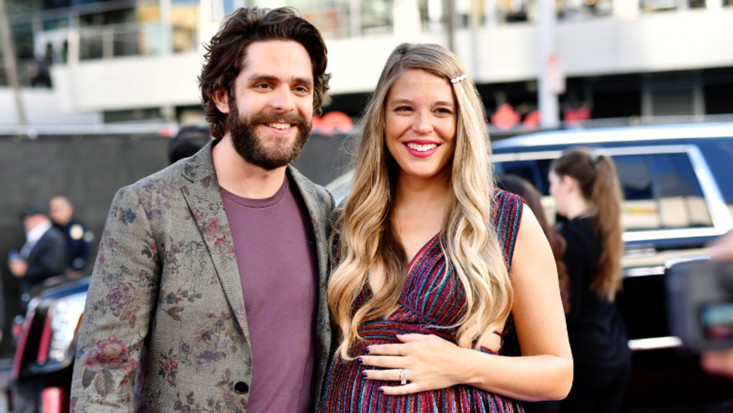 Thomas Rhett And Lauren Akins To Host 'CMA Country Christmas' TV Special