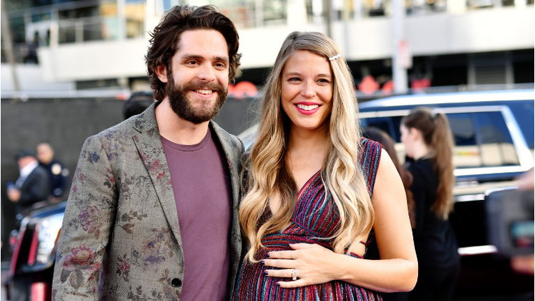 Thomas Rhett And Lauren Akins To Host 'CMA Country Christmas' TV Special