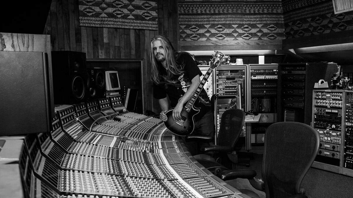 TOOL's ADAM JONES Teams Up With GIBSON For New Les Paul Standard