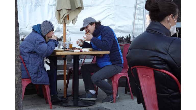 Pandemic Keeps Diners Outside Despite Dropping Temperatures In Chicago