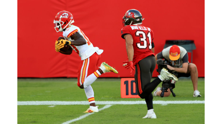 Tyreek Hill scores on a 75-yard touchdown pass from Patrick Mahomes in the first quarter of the Chiefs' 27-24 win