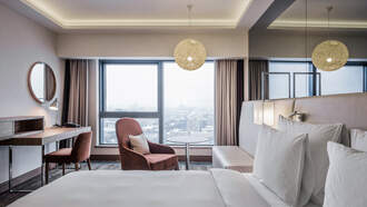 This Dude Absolutely NAILS How Hotels Are Like 