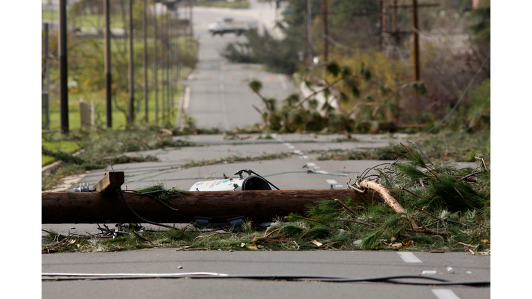 Los Angeles Area Hit With Powerful Santa Ana Winds
