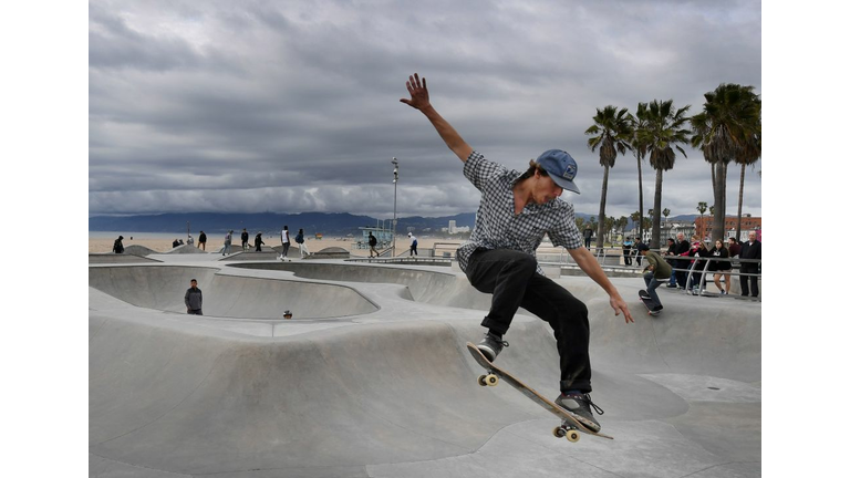 TOPSHOT-US-CALIFORNIA-VENICE-SKATEBOARD