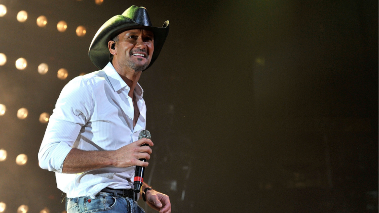 Tim McGraw Puts Finishing Touches On Massive Family Christmas Tree