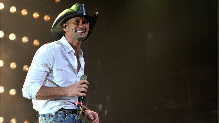 Tim McGraw Puts Finishing Touches On Massive Family Christmas Tree