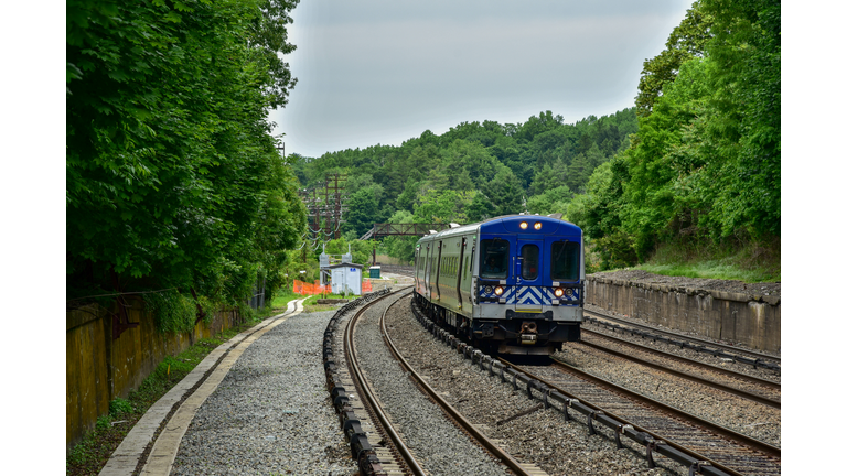 Metro North M7's Around The Curve In Irvington