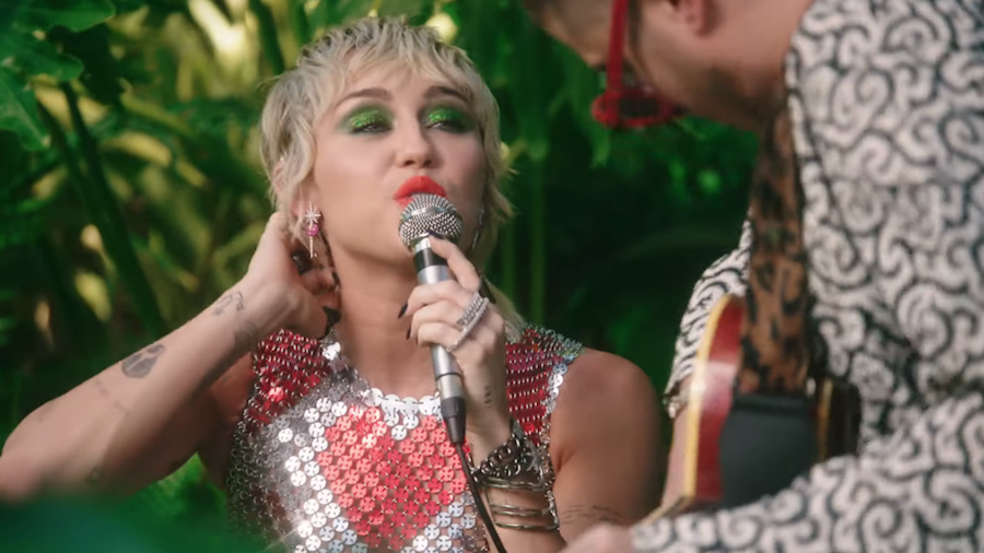 Watch Miley Cyrus Roar With This Awesome 'Plastic Hearts' Performance