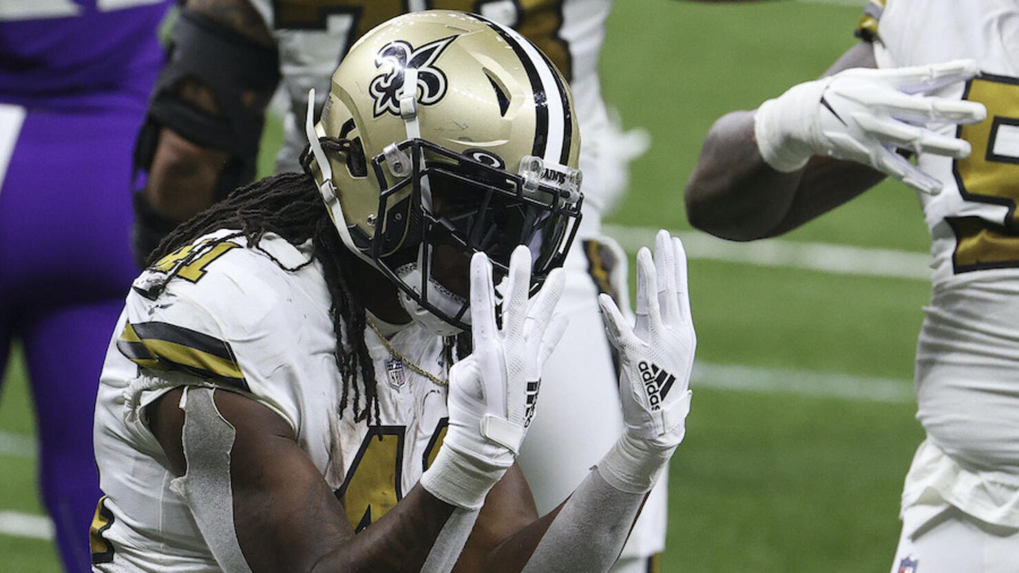 Alvin Kamara ties NFL record with 6 touchdowns in Saints win